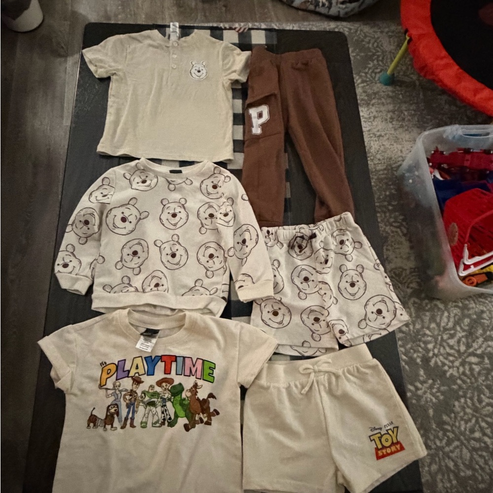 Winnie the Pooh and Toy Story boys lot of 3 2T outfits like new condition.